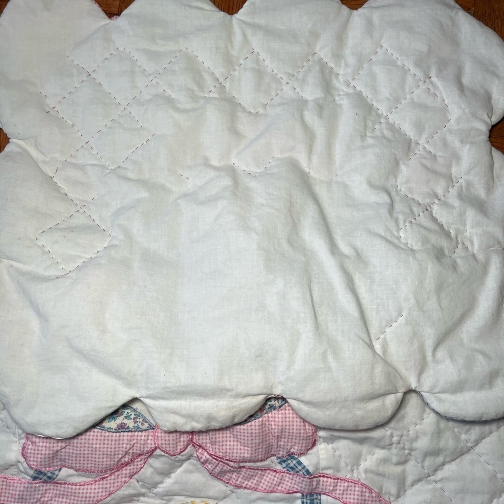 Vintage Easter Basket Scalloped Quilted Cloth Placemats and table Runner - Picture 9 of 15